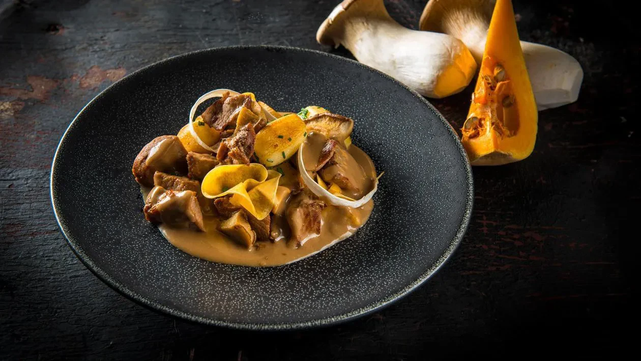 Everzwijnenragoût met veenbessen en chocolade