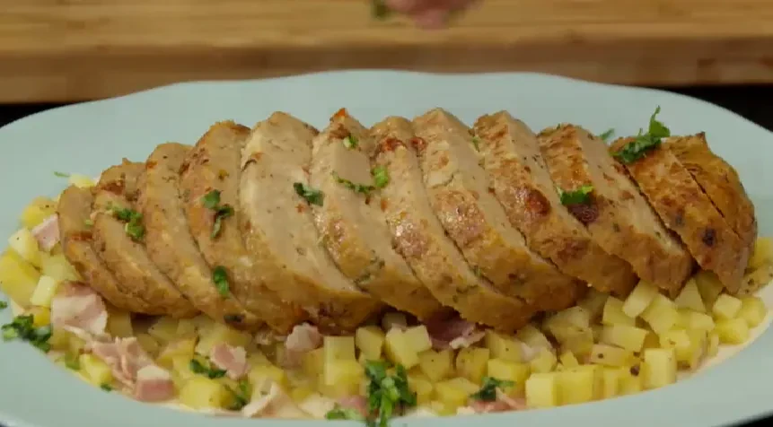 Vleesbrood of broodje gehakt met aardappelen en mozzarella