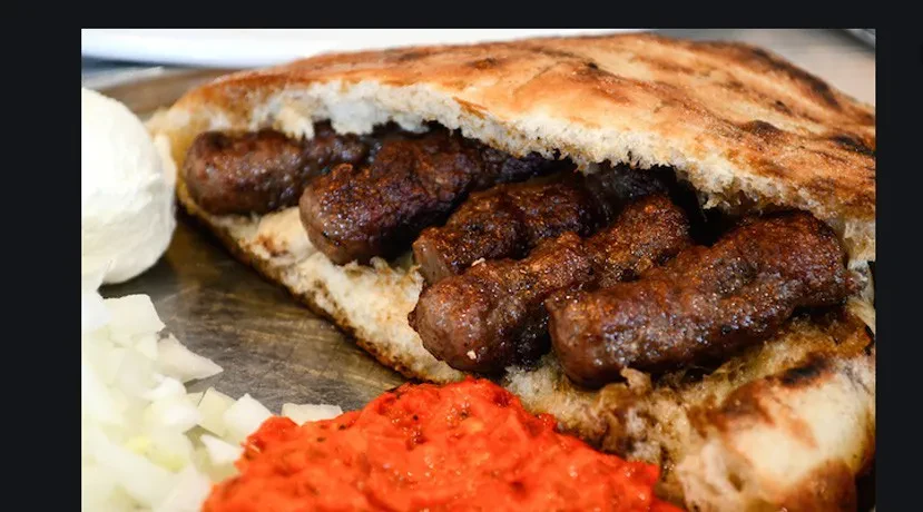 Cevapcici wrap of turks brood met avjar saus (lekkere geroosterde paprika saus)