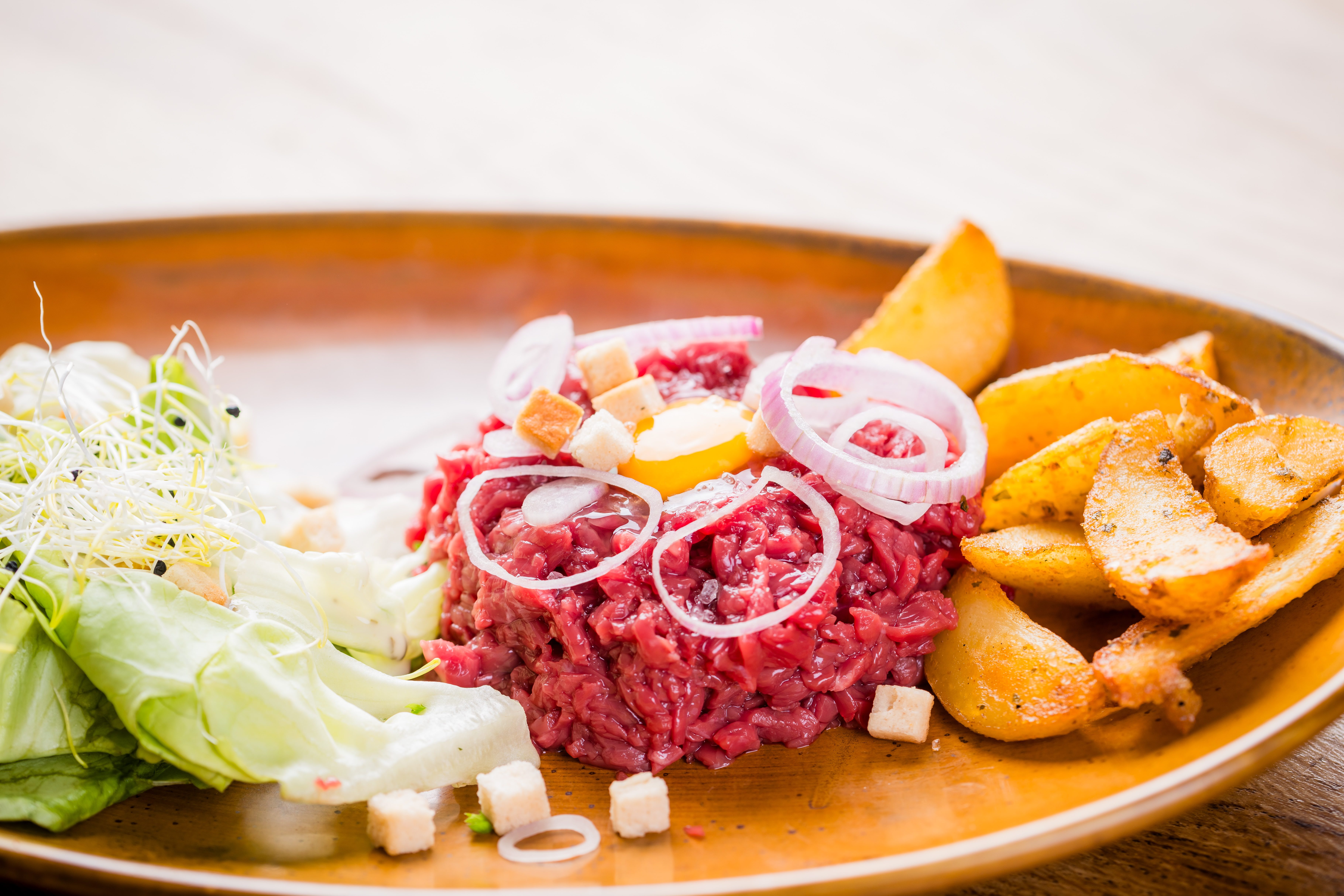 Rundstartaar met rucola en parmezaan